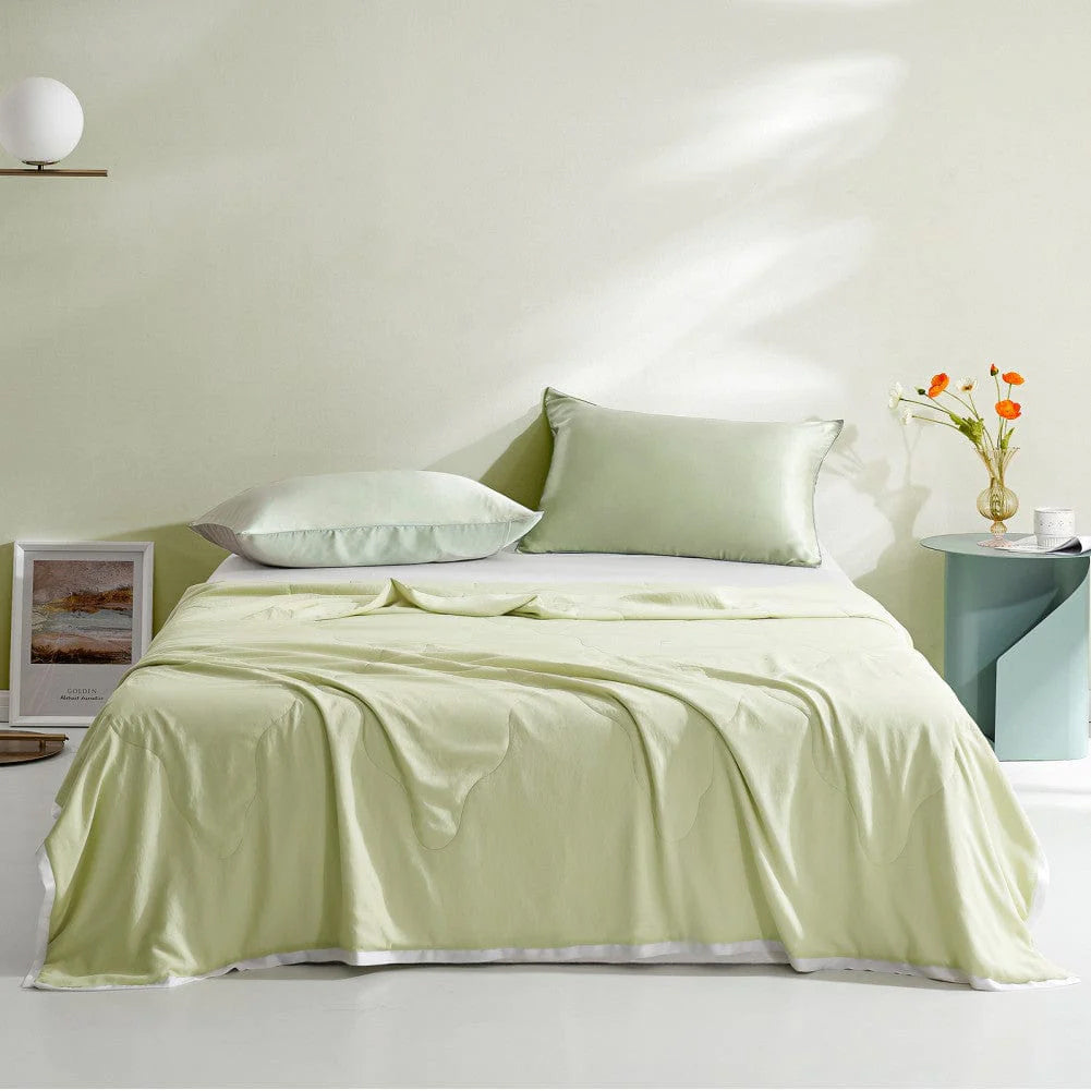 Essentiels cool pour l'été : couverture en soie pour un confort frais.